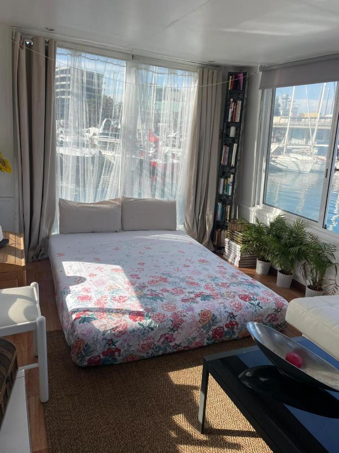 Light Bedroom In A Home Boat - Barcelona — Fotos 1
